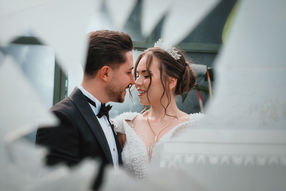 badshah isha rikhi — Romantic portrait of a bride and groom embracing on their wedding day in Ankara, Türkiye.