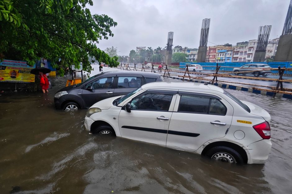 imd rain alert — Vehicles submerged in a flooded street in Kolkata, India during a heavy monsoon rainfall.